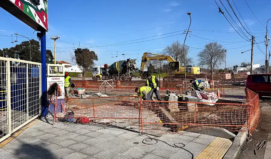 Corte en la bajada del puente Mitre