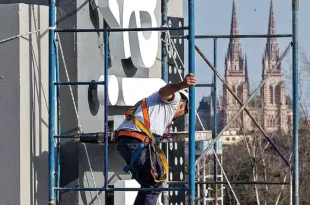 trabajos en el tótem y la fuente