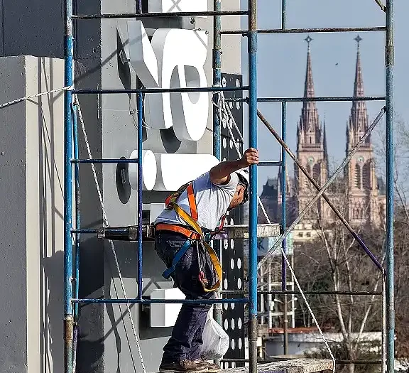 trabajos en el tótem y la fuente