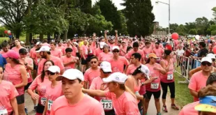 Hospice Madre Teresa prepara Late por el Hospice 2026, una jornada solidaria que reunirá deporte, gastronomía y música en Jáuregui para sostener cuidados paliativos gratuitos. El próximo sábado 19 de septiembre, el Club Náutico “El Timón”, en Jáuregui, volverá a ser escenario de Late por el Hospice, el evento solidario que cada año reúne a la comunidad en apoyo al Hospice Madre Teresa.[ez-toc] La edición 2026 será la undécima de una iniciativa que se convirtió en uno de los principales acontecimientos destinados a recaudar fondos para sostener la actividad de la institución. La propuesta combina carreras, caminatas, actividades para chicos, gastronomía y música en vivo, con una convocatoria que apunta tanto a quienes participan de las competencias como a quienes simplemente quieren acercarse para acompañar. Una jornada solidaria El Hospice Madre Teresa es una asociación civil sin fines de lucro de Luján que brinda cuidados paliativos gratuitos a personas con enfermedades incurables. Su trabajo contempla también el acompañamiento de sus familias durante una etapa especialmente sensible, con una atención centrada en el alivio, la dignidad y el acompañamiento. La importancia de Late por el Hospice excede, por lo tanto, la realización de una jornada deportiva. De acuerdo con la información difundida por la institución, la recaudación obtenida durante el evento representa aproximadamente el 38% del presupuesto anual necesario para sostener la obra del Hospice Madre Teresa. Ese dato permite dimensionar el peso que tiene la convocatoria dentro del funcionamiento de la institución. Cada inscripción y cada participación contribuyen a financiar una tarea que requiere recursos durante todo el año. El evento también está planteado como una jornada abierta a la comunidad. La entrada al Club Náutico El Timón será libre y gratuita, de modo que no será necesario participar de una carrera para acercarse al predio. Quienes quieran acompañar podrán disfrutar de las distintas propuestas junto con familiares o amigos. La combinación entre solidaridad y actividades recreativas busca convertir la jornada en un espacio de encuentro. El deporte será uno de los principales protagonistas, pero la programación incluirá además un patio gastronómico, música en vivo y animación. Hospice y deporte Las propuestas deportivas de Late por el Hospice 2026 fueron pensadas para distintos perfiles de participantes. La jornada contará con una caminata de 3 kilómetros, una carrera 10K Cross y una carrera 5K Calle-Cross. También habrá una competencia de 500 metros destinada a los más chicos. A esto se suman diferentes opciones de inscripción, como el pack familiar y el pack grupal para 10 adultos, una alternativa especialmente orientada a grupos numerosos y equipos de running. La propuesta busca que el evento pueda ser disfrutado por personas con diferentes niveles de preparación física. La participación no queda restringida a corredores experimentados, ya que también existe la posibilidad de realizar la caminata de 3 kilómetros. Además del acceso a la actividad elegida, la inscripción incluye la remera deportiva oficial de Late por el Hospice 2026 y una bolsa con regalos aportados por distintos sponsors. Para quienes no participen de las competencias, la jornada también ofrece alternativas para pasar la tarde en el predio. El patio gastronómico abrirá a las 12.30 y contará con más de diez foodtrucks, con opciones para toda la familia y alternativas libres de gluten. La programación se completará con música en vivo. La banda “Todos Contra Jaime” estará a cargo de una de las propuestas musicales, mientras que Lito y Osky serán los encargados de la animación. Ambos ya participaron en ediciones anteriores del evento. El cronograma previsto establece que las puertas del predio abrirán a las 10. A las 12.30 comenzará el funcionamiento del patio gastronómico. La largada general de las carreras y la caminata está programada para las 16, mientras que la carrera de Kids se realizará a las 17.30. El acceso al Club Náutico El Timón será gratuito. En tanto, el establecimiento dispondrá de un estacionamiento privado y arancelado, con acceso para los participantes por las calles San Martín e Hilanderos. Una propuesta más sustentable Late por el Hospice también incorporó el cuidado ambiental entre los objetivos de la organización. En 2025, el evento fue realizado por primera vez como una actividad 100% carbono neutral. Para la edición 2026 se continuará trabajando sobre esta línea, con el objetivo de que la jornada sea cada vez más sustentable y consciente respecto del cuidado del medio ambiente. La organización plantea esta iniciativa como una forma de acompañar el compromiso de la comunidad que participa año tras año y que contribuye con el sostenimiento del Hospice Madre Teresa. La dimensión ambiental se suma así a los dos ejes centrales de la jornada: la solidaridad y la participación comunitaria. El evento busca recaudar fondos para una institución que brinda cuidados paliativos gratuitos y, al mismo tiempo, generar una jornada de encuentro en Jáuregui. Las inscripciones para Late por el Hospice 2026 ya se encuentran disponibles a través del sitio oficial del evento: lateporelhospice.com.ar. El sábado 19 de septiembre, el Club Náutico El Timón volverá a concentrar las actividades de una jornada cuya recaudación tiene un destino concreto: contribuir con el presupuesto anual del Hospice Madre Teresa. La propuesta permite participar de distintas maneras. Se puede correr, caminar, formar parte de las actividades para chicos, inscribirse en grupo o simplemente acercarse al predio para acompañar. En todos los casos, el objetivo de fondo es el mismo: contribuir a sostener la atención gratuita que el Hospice Madre Teresa brinda a personas con enfermedades incurables y el acompañamiento que ofrece a sus familias. Con once ediciones, Late por el Hospice se consolida como una de las principales iniciativas solidarias de la institución y vuelve a convocar a la comunidad de Luján y la zona en una jornada que combinará actividad física, entretenimiento y solidaridad.