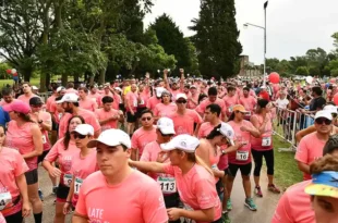 Hospice Madre Teresa prepara Late por el Hospice 2026, una jornada solidaria que reunirá deporte, gastronomía y música en Jáuregui para sostener cuidados paliativos gratuitos. El próximo sábado 19 de septiembre, el Club Náutico “El Timón”, en Jáuregui, volverá a ser escenario de Late por el Hospice, el evento solidario que cada año reúne a la comunidad en apoyo al Hospice Madre Teresa.[ez-toc] La edición 2026 será la undécima de una iniciativa que se convirtió en uno de los principales acontecimientos destinados a recaudar fondos para sostener la actividad de la institución. La propuesta combina carreras, caminatas, actividades para chicos, gastronomía y música en vivo, con una convocatoria que apunta tanto a quienes participan de las competencias como a quienes simplemente quieren acercarse para acompañar. Una jornada solidaria El Hospice Madre Teresa es una asociación civil sin fines de lucro de Luján que brinda cuidados paliativos gratuitos a personas con enfermedades incurables. Su trabajo contempla también el acompañamiento de sus familias durante una etapa especialmente sensible, con una atención centrada en el alivio, la dignidad y el acompañamiento. La importancia de Late por el Hospice excede, por lo tanto, la realización de una jornada deportiva. De acuerdo con la información difundida por la institución, la recaudación obtenida durante el evento representa aproximadamente el 38% del presupuesto anual necesario para sostener la obra del Hospice Madre Teresa. Ese dato permite dimensionar el peso que tiene la convocatoria dentro del funcionamiento de la institución. Cada inscripción y cada participación contribuyen a financiar una tarea que requiere recursos durante todo el año. El evento también está planteado como una jornada abierta a la comunidad. La entrada al Club Náutico El Timón será libre y gratuita, de modo que no será necesario participar de una carrera para acercarse al predio. Quienes quieran acompañar podrán disfrutar de las distintas propuestas junto con familiares o amigos. La combinación entre solidaridad y actividades recreativas busca convertir la jornada en un espacio de encuentro. El deporte será uno de los principales protagonistas, pero la programación incluirá además un patio gastronómico, música en vivo y animación. Hospice y deporte Las propuestas deportivas de Late por el Hospice 2026 fueron pensadas para distintos perfiles de participantes. La jornada contará con una caminata de 3 kilómetros, una carrera 10K Cross y una carrera 5K Calle-Cross. También habrá una competencia de 500 metros destinada a los más chicos. A esto se suman diferentes opciones de inscripción, como el pack familiar y el pack grupal para 10 adultos, una alternativa especialmente orientada a grupos numerosos y equipos de running. La propuesta busca que el evento pueda ser disfrutado por personas con diferentes niveles de preparación física. La participación no queda restringida a corredores experimentados, ya que también existe la posibilidad de realizar la caminata de 3 kilómetros. Además del acceso a la actividad elegida, la inscripción incluye la remera deportiva oficial de Late por el Hospice 2026 y una bolsa con regalos aportados por distintos sponsors. Para quienes no participen de las competencias, la jornada también ofrece alternativas para pasar la tarde en el predio. El patio gastronómico abrirá a las 12.30 y contará con más de diez foodtrucks, con opciones para toda la familia y alternativas libres de gluten. La programación se completará con música en vivo. La banda “Todos Contra Jaime” estará a cargo de una de las propuestas musicales, mientras que Lito y Osky serán los encargados de la animación. Ambos ya participaron en ediciones anteriores del evento. El cronograma previsto establece que las puertas del predio abrirán a las 10. A las 12.30 comenzará el funcionamiento del patio gastronómico. La largada general de las carreras y la caminata está programada para las 16, mientras que la carrera de Kids se realizará a las 17.30. El acceso al Club Náutico El Timón será gratuito. En tanto, el establecimiento dispondrá de un estacionamiento privado y arancelado, con acceso para los participantes por las calles San Martín e Hilanderos. Una propuesta más sustentable Late por el Hospice también incorporó el cuidado ambiental entre los objetivos de la organización. En 2025, el evento fue realizado por primera vez como una actividad 100% carbono neutral. Para la edición 2026 se continuará trabajando sobre esta línea, con el objetivo de que la jornada sea cada vez más sustentable y consciente respecto del cuidado del medio ambiente. La organización plantea esta iniciativa como una forma de acompañar el compromiso de la comunidad que participa año tras año y que contribuye con el sostenimiento del Hospice Madre Teresa. La dimensión ambiental se suma así a los dos ejes centrales de la jornada: la solidaridad y la participación comunitaria. El evento busca recaudar fondos para una institución que brinda cuidados paliativos gratuitos y, al mismo tiempo, generar una jornada de encuentro en Jáuregui. Las inscripciones para Late por el Hospice 2026 ya se encuentran disponibles a través del sitio oficial del evento: lateporelhospice.com.ar. El sábado 19 de septiembre, el Club Náutico El Timón volverá a concentrar las actividades de una jornada cuya recaudación tiene un destino concreto: contribuir con el presupuesto anual del Hospice Madre Teresa. La propuesta permite participar de distintas maneras. Se puede correr, caminar, formar parte de las actividades para chicos, inscribirse en grupo o simplemente acercarse al predio para acompañar. En todos los casos, el objetivo de fondo es el mismo: contribuir a sostener la atención gratuita que el Hospice Madre Teresa brinda a personas con enfermedades incurables y el acompañamiento que ofrece a sus familias. Con once ediciones, Late por el Hospice se consolida como una de las principales iniciativas solidarias de la institución y vuelve a convocar a la comunidad de Luján y la zona en una jornada que combinará actividad física, entretenimiento y solidaridad.