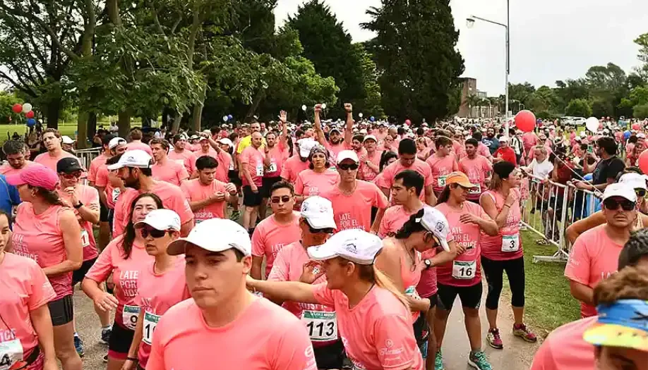 Hospice Madre Teresa prepara Late por el Hospice 2026, una jornada solidaria que reunirá deporte, gastronomía y música en Jáuregui para sostener cuidados paliativos gratuitos. El próximo sábado 19 de septiembre, el Club Náutico “El Timón”, en Jáuregui, volverá a ser escenario de Late por el Hospice, el evento solidario que cada año reúne a la comunidad en apoyo al Hospice Madre Teresa.[ez-toc] La edición 2026 será la undécima de una iniciativa que se convirtió en uno de los principales acontecimientos destinados a recaudar fondos para sostener la actividad de la institución. La propuesta combina carreras, caminatas, actividades para chicos, gastronomía y música en vivo, con una convocatoria que apunta tanto a quienes participan de las competencias como a quienes simplemente quieren acercarse para acompañar. Una jornada solidaria El Hospice Madre Teresa es una asociación civil sin fines de lucro de Luján que brinda cuidados paliativos gratuitos a personas con enfermedades incurables. Su trabajo contempla también el acompañamiento de sus familias durante una etapa especialmente sensible, con una atención centrada en el alivio, la dignidad y el acompañamiento. La importancia de Late por el Hospice excede, por lo tanto, la realización de una jornada deportiva. De acuerdo con la información difundida por la institución, la recaudación obtenida durante el evento representa aproximadamente el 38% del presupuesto anual necesario para sostener la obra del Hospice Madre Teresa. Ese dato permite dimensionar el peso que tiene la convocatoria dentro del funcionamiento de la institución. Cada inscripción y cada participación contribuyen a financiar una tarea que requiere recursos durante todo el año. El evento también está planteado como una jornada abierta a la comunidad. La entrada al Club Náutico El Timón será libre y gratuita, de modo que no será necesario participar de una carrera para acercarse al predio. Quienes quieran acompañar podrán disfrutar de las distintas propuestas junto con familiares o amigos. La combinación entre solidaridad y actividades recreativas busca convertir la jornada en un espacio de encuentro. El deporte será uno de los principales protagonistas, pero la programación incluirá además un patio gastronómico, música en vivo y animación. Hospice y deporte Las propuestas deportivas de Late por el Hospice 2026 fueron pensadas para distintos perfiles de participantes. La jornada contará con una caminata de 3 kilómetros, una carrera 10K Cross y una carrera 5K Calle-Cross. También habrá una competencia de 500 metros destinada a los más chicos. A esto se suman diferentes opciones de inscripción, como el pack familiar y el pack grupal para 10 adultos, una alternativa especialmente orientada a grupos numerosos y equipos de running. La propuesta busca que el evento pueda ser disfrutado por personas con diferentes niveles de preparación física. La participación no queda restringida a corredores experimentados, ya que también existe la posibilidad de realizar la caminata de 3 kilómetros. Además del acceso a la actividad elegida, la inscripción incluye la remera deportiva oficial de Late por el Hospice 2026 y una bolsa con regalos aportados por distintos sponsors. Para quienes no participen de las competencias, la jornada también ofrece alternativas para pasar la tarde en el predio. El patio gastronómico abrirá a las 12.30 y contará con más de diez foodtrucks, con opciones para toda la familia y alternativas libres de gluten. La programación se completará con música en vivo. La banda “Todos Contra Jaime” estará a cargo de una de las propuestas musicales, mientras que Lito y Osky serán los encargados de la animación. Ambos ya participaron en ediciones anteriores del evento. El cronograma previsto establece que las puertas del predio abrirán a las 10. A las 12.30 comenzará el funcionamiento del patio gastronómico. La largada general de las carreras y la caminata está programada para las 16, mientras que la carrera de Kids se realizará a las 17.30. El acceso al Club Náutico El Timón será gratuito. En tanto, el establecimiento dispondrá de un estacionamiento privado y arancelado, con acceso para los participantes por las calles San Martín e Hilanderos. Una propuesta más sustentable Late por el Hospice también incorporó el cuidado ambiental entre los objetivos de la organización. En 2025, el evento fue realizado por primera vez como una actividad 100% carbono neutral. Para la edición 2026 se continuará trabajando sobre esta línea, con el objetivo de que la jornada sea cada vez más sustentable y consciente respecto del cuidado del medio ambiente. La organización plantea esta iniciativa como una forma de acompañar el compromiso de la comunidad que participa año tras año y que contribuye con el sostenimiento del Hospice Madre Teresa. La dimensión ambiental se suma así a los dos ejes centrales de la jornada: la solidaridad y la participación comunitaria. El evento busca recaudar fondos para una institución que brinda cuidados paliativos gratuitos y, al mismo tiempo, generar una jornada de encuentro en Jáuregui. Las inscripciones para Late por el Hospice 2026 ya se encuentran disponibles a través del sitio oficial del evento: lateporelhospice.com.ar. El sábado 19 de septiembre, el Club Náutico El Timón volverá a concentrar las actividades de una jornada cuya recaudación tiene un destino concreto: contribuir con el presupuesto anual del Hospice Madre Teresa. La propuesta permite participar de distintas maneras. Se puede correr, caminar, formar parte de las actividades para chicos, inscribirse en grupo o simplemente acercarse al predio para acompañar. En todos los casos, el objetivo de fondo es el mismo: contribuir a sostener la atención gratuita que el Hospice Madre Teresa brinda a personas con enfermedades incurables y el acompañamiento que ofrece a sus familias. Con once ediciones, Late por el Hospice se consolida como una de las principales iniciativas solidarias de la institución y vuelve a convocar a la comunidad de Luján y la zona en una jornada que combinará actividad física, entretenimiento y solidaridad.