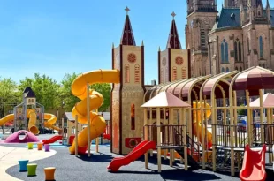 La Plaza de los Tres Templos suma un nuevo parque infantil
