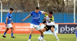Flandria perdió 3 a 1 ante Sportivo Italiano pese a comenzar ganando y generar las mejores situaciones. El Canario dominó gran parte del partido, pero falló demasiado. Flandria hizo méritos suficientes para quedarse con algo más en su visita a Sportivo Italiano, pero terminó regresando a Jáuregui con una derrota que cuesta explicar exclusivamente desde el juego. El Canario comenzó ganando, generó varias oportunidades para ampliar la diferencia y llegó a estrellar dos remates contra los palos, aunque finalmente cayó por 3 a 1 en el Estadio República de Italia. Un comienzo favorable para Flandria El equipo dirigido por Jesús Díaz afrontó el encuentro con la intención de seguir sumando y repitió desde el inicio la misma formación que había utilizado en la victoria por 2 a 0 frente a San Martín de Burzaco. Desde los primeros minutos, Flandria mostró una postura ambiciosa y consiguió instalarse en campo rival. La primera gran oportunidad llegó rápidamente. Después de un lateral, Ramiro De La Riva recibió una pelota y definió de tres dedos ante la salida de Gonzalo Yordan. El remate superó al arquero, pero terminó impactando contra el palo. En el rebote, Franco Costa tuvo la posibilidad de abrir el marcador, aunque su definición se fue por encima del travesaño. El aviso fue claro y poco después llegó el premio. Un pase al vacío encontró nuevamente a De La Riva, quien aprovechó una deficiente respuesta defensiva de Italiano, dejó atrás a Yordan y definió cruzado. Los defensores locales intentaron evitar el gol, pero no pudieron impedir que Flandria se pusiera 1 a 0. Flandria tuvo las mejores chances El gol no modificó la iniciativa del conjunto de Jáuregui. Italiano intentó adelantarse para buscar el empate, pero durante buena parte de esa etapa no logró generar peligro suficiente sobre el arco defendido por Carlos Morel. Flandria, en cambio, continuó encontrando espacios y tuvo oportunidades para ampliar la diferencia. Dulón no consiguió darle dirección a una de sus ocasiones y posteriormente volvió a aparecer De La Riva, protagonista de una de las acciones más claras de la tarde. El delantero volvió a rematar y la pelota fue salvada sobre la línea por un defensor de Italiano antes de terminar nuevamente contra el palo. El Canario acumulaba situaciones y parecía tener todo encaminado para llegar al entretiempo con una ventaja que reflejara lo ocurrido dentro de la cancha. Sin embargo, el fútbol volvió a mostrar su costado más imprevisible. Cuando Flandria parecía controlar el desarrollo y acercarse al descanso en ventaja, Sportivo Italiano encontró el empate en el tiempo adicionado. Jonathan Rivero ejecutó un tiro libre desde las cercanías de la medialuna y colocó la pelota en uno de los ángulos. El remate fue preciso y dejó sin posibilidades a Morel para establecer el 1 a 1. El empate modificó el escenario emocional del partido. Flandria había tenido las mejores oportunidades y pudo haberse ido al descanso con una ventaja mayor, pero Italiano consiguió igualar en una de sus acciones más destacadas. Italiano golpeó en los momentos decisivos En el segundo tiempo, el Canario no renunció a su propuesta. Díaz realizó una modificación con el ingreso de Nazareno Diosquez en lugar de Dulón y su equipo volvió a asumir la iniciativa. Juan Mendoza tuvo una nueva posibilidad para poner nuevamente en ventaja a Flandria. El delantero ganó de cabeza, pero su definición terminó apenas desviada. El conjunto de Jáuregui seguía generando y mantenía la búsqueda ofensiva. Pero otra vez apareció la efectividad de Italiano. Kevin Giménez remató y la pelota se desvió en Alejandro Nalerio. El cambio de trayectoria produjo una parábola extraña que terminó superando a Morel y permitió al conjunto local dar vuelta el marcador. El segundo gol no hizo que Flandria bajara los brazos. De La Riva volvió a tener una ocasión inmejorable para empatar, pero Yordan apareció con una intervención decisiva utilizando el pie para impedir el 2 a 2. Minutos después, Federico Real ejecutó un centro cerrado que terminó impactando contra el travesaño. Los palos, que ya habían aparecido en el primer tiempo, volvieron a jugar en contra del Canario. Flandria se volcó en los minutos finales en busca del empate y siguió generando peligro, aunque no consiguió transformar sus oportunidades en goles. Italiano aguardó su posibilidad y finalmente encontró espacios para definir el partido. Ya en tiempo adicionado, Juan Cruz De Cuadro encabezó un contragolpe y marcó el 3 a 1 definitivo. La derrota dejó al Canario sin puntos, aunque el desarrollo del partido entregó una lectura particular. Flandria tuvo iniciativa, generó las situaciones más claras y estuvo dos veces a centímetros de marcar por los remates que terminaron en los palos. Italiano, en cambio, fue mucho más efectivo en los momentos determinantes y aprovechó las situaciones que tuvo. El resultado representa un duro golpe para Flandria, especialmente por la forma en que se produjo. El equipo de Jáuregui mostró argumentos futbolísticos para conseguir un resultado positivo, pero la falta de eficacia y algunos episodios desafortunados terminaron inclinando el partido en su contra. Imagen gentileza Club Flandria