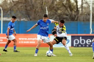 Flandria perdió 3 a 1 ante Sportivo Italiano pese a comenzar ganando y generar las mejores situaciones. El Canario dominó gran parte del partido, pero falló demasiado. Flandria hizo méritos suficientes para quedarse con algo más en su visita a Sportivo Italiano, pero terminó regresando a Jáuregui con una derrota que cuesta explicar exclusivamente desde el juego. El Canario comenzó ganando, generó varias oportunidades para ampliar la diferencia y llegó a estrellar dos remates contra los palos, aunque finalmente cayó por 3 a 1 en el Estadio República de Italia. Un comienzo favorable para Flandria El equipo dirigido por Jesús Díaz afrontó el encuentro con la intención de seguir sumando y repitió desde el inicio la misma formación que había utilizado en la victoria por 2 a 0 frente a San Martín de Burzaco. Desde los primeros minutos, Flandria mostró una postura ambiciosa y consiguió instalarse en campo rival. La primera gran oportunidad llegó rápidamente. Después de un lateral, Ramiro De La Riva recibió una pelota y definió de tres dedos ante la salida de Gonzalo Yordan. El remate superó al arquero, pero terminó impactando contra el palo. En el rebote, Franco Costa tuvo la posibilidad de abrir el marcador, aunque su definición se fue por encima del travesaño. El aviso fue claro y poco después llegó el premio. Un pase al vacío encontró nuevamente a De La Riva, quien aprovechó una deficiente respuesta defensiva de Italiano, dejó atrás a Yordan y definió cruzado. Los defensores locales intentaron evitar el gol, pero no pudieron impedir que Flandria se pusiera 1 a 0. Flandria tuvo las mejores chances El gol no modificó la iniciativa del conjunto de Jáuregui. Italiano intentó adelantarse para buscar el empate, pero durante buena parte de esa etapa no logró generar peligro suficiente sobre el arco defendido por Carlos Morel. Flandria, en cambio, continuó encontrando espacios y tuvo oportunidades para ampliar la diferencia. Dulón no consiguió darle dirección a una de sus ocasiones y posteriormente volvió a aparecer De La Riva, protagonista de una de las acciones más claras de la tarde. El delantero volvió a rematar y la pelota fue salvada sobre la línea por un defensor de Italiano antes de terminar nuevamente contra el palo. El Canario acumulaba situaciones y parecía tener todo encaminado para llegar al entretiempo con una ventaja que reflejara lo ocurrido dentro de la cancha. Sin embargo, el fútbol volvió a mostrar su costado más imprevisible. Cuando Flandria parecía controlar el desarrollo y acercarse al descanso en ventaja, Sportivo Italiano encontró el empate en el tiempo adicionado. Jonathan Rivero ejecutó un tiro libre desde las cercanías de la medialuna y colocó la pelota en uno de los ángulos. El remate fue preciso y dejó sin posibilidades a Morel para establecer el 1 a 1. El empate modificó el escenario emocional del partido. Flandria había tenido las mejores oportunidades y pudo haberse ido al descanso con una ventaja mayor, pero Italiano consiguió igualar en una de sus acciones más destacadas. Italiano golpeó en los momentos decisivos En el segundo tiempo, el Canario no renunció a su propuesta. Díaz realizó una modificación con el ingreso de Nazareno Diosquez en lugar de Dulón y su equipo volvió a asumir la iniciativa. Juan Mendoza tuvo una nueva posibilidad para poner nuevamente en ventaja a Flandria. El delantero ganó de cabeza, pero su definición terminó apenas desviada. El conjunto de Jáuregui seguía generando y mantenía la búsqueda ofensiva. Pero otra vez apareció la efectividad de Italiano. Kevin Giménez remató y la pelota se desvió en Alejandro Nalerio. El cambio de trayectoria produjo una parábola extraña que terminó superando a Morel y permitió al conjunto local dar vuelta el marcador. El segundo gol no hizo que Flandria bajara los brazos. De La Riva volvió a tener una ocasión inmejorable para empatar, pero Yordan apareció con una intervención decisiva utilizando el pie para impedir el 2 a 2. Minutos después, Federico Real ejecutó un centro cerrado que terminó impactando contra el travesaño. Los palos, que ya habían aparecido en el primer tiempo, volvieron a jugar en contra del Canario. Flandria se volcó en los minutos finales en busca del empate y siguió generando peligro, aunque no consiguió transformar sus oportunidades en goles. Italiano aguardó su posibilidad y finalmente encontró espacios para definir el partido. Ya en tiempo adicionado, Juan Cruz De Cuadro encabezó un contragolpe y marcó el 3 a 1 definitivo. La derrota dejó al Canario sin puntos, aunque el desarrollo del partido entregó una lectura particular. Flandria tuvo iniciativa, generó las situaciones más claras y estuvo dos veces a centímetros de marcar por los remates que terminaron en los palos. Italiano, en cambio, fue mucho más efectivo en los momentos determinantes y aprovechó las situaciones que tuvo. El resultado representa un duro golpe para Flandria, especialmente por la forma en que se produjo. El equipo de Jáuregui mostró argumentos futbolísticos para conseguir un resultado positivo, pero la falta de eficacia y algunos episodios desafortunados terminaron inclinando el partido en su contra. Imagen gentileza Club Flandria