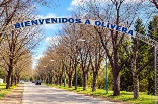 Entrada a Olivera bajo el arco