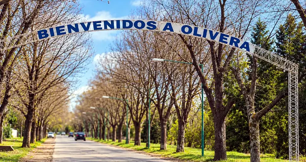 Entrada a Olivera bajo el arco