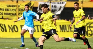 Flandria derrotó a Defensores Unidos de Zárate en el Carlos V, sumó tres puntos fundamentales y logró superar a un rival directo en la tabla de posiciones. Flandria consiguió una victoria clave en su pelea por alejarse de los últimos puestos. En el Estadio Carlos V, el equipo de Jáuregui derrotó 1 a 0 a Defensores Unidos de Zárate con un gol de Matías Donato y aprovechó el resultado para superar a su rival en la tabla de posiciones. El triunfo tuvo un valor especial porque llegó en un encuentro en el que el Canario generó situaciones para ampliar la diferencia, aunque también sufrió por las oportunidades desperdiciadas. El conjunto dirigido por Jesús Díaz afrontó el compromiso con la necesidad de sumar de a tres para mejorar su situación. [ez-toc] Después del empate 1 a 1 frente a Comunicaciones en la fecha anterior, el entrenador introdujo varias modificaciones en la formación inicial con el objetivo de encontrar respuestas futbolísticas y conseguir un resultado que le permitiera tomar distancia de uno de los equipos que también pelea en la zona baja. Flandria encontró la ventaja en el primer tiempo El comienzo del partido mostró un desarrollo equilibrado, aunque Defensores Unidos consiguió generar las primeras situaciones de peligro. El conjunto visitante buscó aprovechar los espacios y estuvo cerca de abrir el marcador en dos oportunidades que encendieron las alarmas en el equipo local. La primera llegada clara se produjo después de un desborde de Alarcón, quien envió un centro atrás para Alan Sombra. El futbolista conectó la pelota desde la puerta del área chica, pero su remate se marchó apenas desviado. La acción evidenció las dificultades iniciales de Flandria para controlar los avances del conjunto zarateño. Poco después, Martín Giménez probó desde media distancia y estuvo cerca de convertir. Su disparo terminó impactando en el travesaño del arco defendido por Diego Ramos, en una de las jugadas más peligrosas de la primera etapa. Flandria necesitaba reaccionar y encontró una oportunidad determinante a partir de una buena combinación ofensiva. Un pase filtrado dejó a Franco Costa mano a mano con el arquero Henricot, quien derribó al delantero cuando intentaba avanzar hacia el arco. El árbitro Cruz sancionó penal y Matías Donato quedó a cargo de la ejecución. El arquero visitante consiguió detener el remate inicial, pero el delantero del Canario reaccionó rápidamente para capturar el rebote y enviar la pelota al fondo de la red. De esa manera, Donato convirtió el 1 a 0 y le dio a Flandria una ventaja que resultaría decisiva. Dos penales y una oportunidad desperdiciada El gol modificó el desarrollo del encuentro. Defensores Unidos sintió el impacto de la desventaja y Flandria encontró espacios para volver a inquietar a la defensa visitante. Antes del descanso, el conjunto de Jáuregui tuvo una nueva oportunidad para ampliar la diferencia desde los doce pasos. La infracción fue sancionada contra Gonzalo Calabria, quien se hizo cargo de la ejecución. Sin embargo, Henricot volvió a adivinar la dirección del remate y evitó el segundo tanto del local. El rebote quedó nuevamente a disposición del ejecutor, cuyo disparo posterior terminó en el palo. La jugada todavía tendría otra intervención decisiva del arquero visitante, que respondió ante la arremetida de Franco Costa y evitó que Flandria aumentara la ventaja en una secuencia de alto riesgo para Defensores Unidos. El Canario se fue al descanso con la diferencia mínima, pero con la sensación de haber contado con oportunidades suficientes para conseguir una ventaja más amplia. La doble intervención de Henricot desde el punto penal mantuvo al equipo zarateño en partido y dejó abierta la definición para el segundo tiempo. El Canario defendió la ventaja y sumó tres puntos clave En el complemento, Flandria eligió administrar el resultado y manejar los tiempos del encuentro. Con la ventaja a su favor, el conjunto local buscó controlar los intentos de reacción de Defensores Unidos y aprovechar los espacios que pudieran aparecer para resolver el partido de contragolpe. El visitante, por su parte, no logró encontrar la claridad necesaria para transformar sus aproximaciones en situaciones concretas de peligro. La necesidad de buscar el empate comenzó a jugar en su contra y favoreció el planteo de un Flandria que priorizó sostener el orden y proteger la diferencia conseguida en la primera etapa. Alexis Dulón tuvo una oportunidad para liquidar el encuentro en una contra, pero Henricot volvió a responder y evitó una nueva caída de su arco. La intervención del guardameta fue una de las últimas acciones destacadas de un partido en el que terminó siendo protagonista pese a la derrota de su equipo. Con el pitazo final, Flandria celebró un triunfo que representa mucho más que tres puntos. El 1 a 0 le permitió superar a Defensores Unidos en la tabla y conseguir un impulso importante en su objetivo de salir de la zona baja. El resultado también le da al equipo de Jesús Díaz un margen para trabajar con mayor tranquilidad, aunque la pelea por mejorar su posición todavía exige regularidad. El Canario aprovechó su oportunidad, resistió los momentos complicados y consiguió una victoria que puede resultar determinante para recuperar confianza en la continuidad del campeonato. Imágenes: Club Flandria