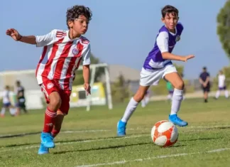 Abren las inscripciones para las actividades deportivas del C.E.F. N º 27 y 73 Chicos jugando al fútbol
