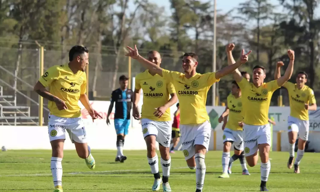 flandria festejo Flandria ganó y mantiene el invicto