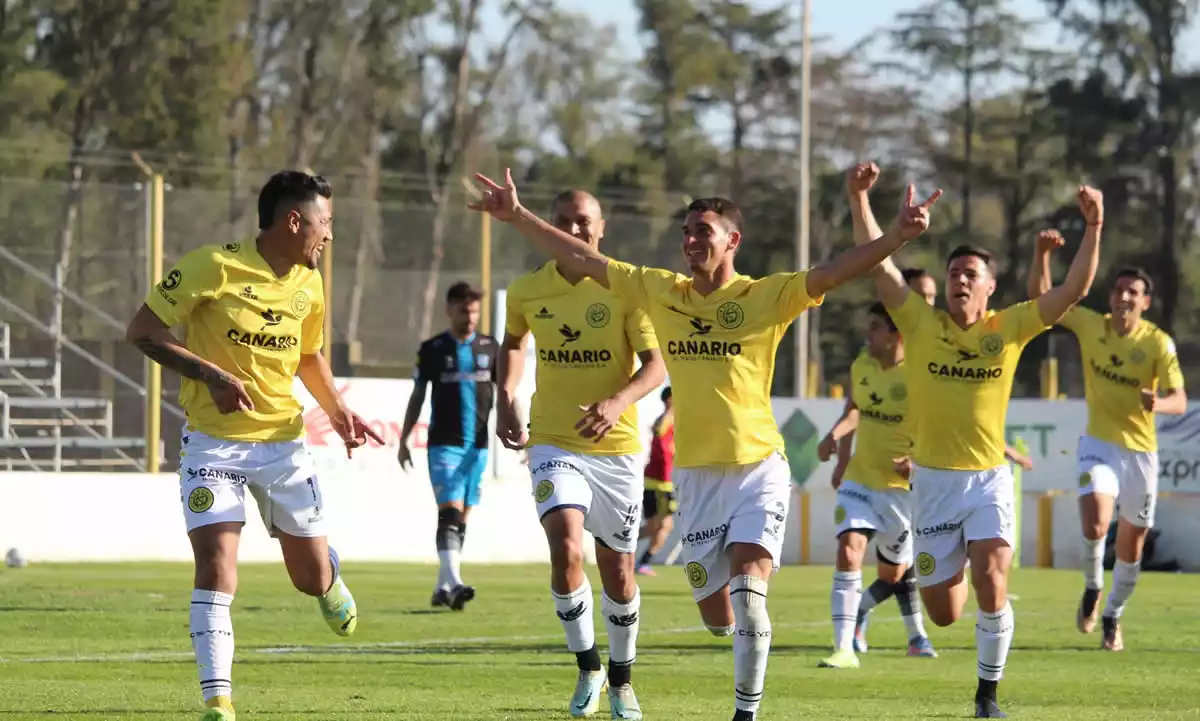 flandria festejo Flandria ganó y mantiene el invicto