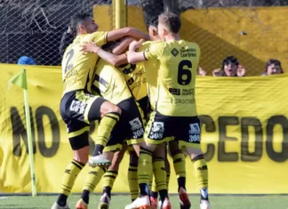 En el debut de su DT, Flandria goleó a Lafe El Canario volvió al triunfo contra el Funebrero