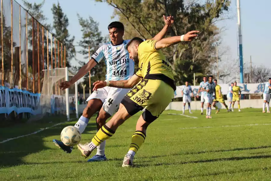 El Canario perdió pero se mantiene en el reducido Flandria fue más, pero el gol no apareció