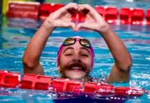 Laila Chain, convocada a la Selección Argentina de natación Nadadora Laila Chaín formando un corazón con manos.