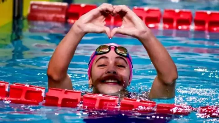 Nadadora Laila Chaín formando un corazón con manos.