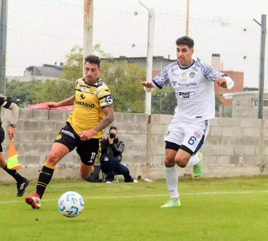 Flandria no pudo sostener la ventaja y cayó ante Acassuso en el Carlos V Flandria no pudo sostener la ventaja y cayó ante Acassuso en el Carlos V