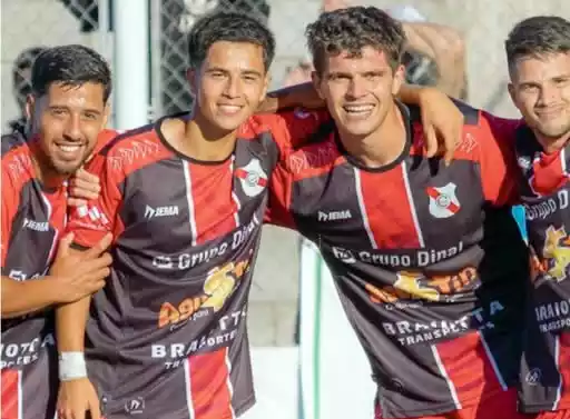 El Lujanero goleó a Victoriano y se prende en la pelea El Lujanero goleó a Victoriano y se prende en la pelea