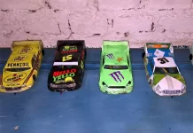 Bevilaqua y Salvatierra se quedaron con el Endurance en TC Pick Up Las competencias de TC Pick Up en formato Endurance se han consolidado en este 2025 como uno de los grandes atractivos del automovilismo argentino. La modalidad, que reúne a dos pilotos por vehículo y exige relevos en pista, combina la potencia de las camionetas con la precisión en boxes, la puesta a punto de las máquinas y la estrategia al volante. El resultado son carreras vibrantes, con un condimento especial que entusiasma tanto a los protagonistas como al público. El último fin de semana, la cita volvió a demostrar por qué el Endurance es ya un clásico. La jornada, que además estuvo acompañada por el tradicional asado criollo del piloto-chef Lautaro Etchetto, ofreció un espectáculo de primer nivel donde la adrenalina se mezcló con la camaradería de un ambiente que crece fecha a fecha. Una dupla imparable: Bevilaqua y Salvatierra Los grandes ganadores de la fecha fueron Julio Bevilaqua, piloto de Moreno en pleno ascenso, junto al prolijo y experimentado Damián Salvatierra. Con una estrategia sólida y un ritmo contundente, lograron marcar la diferencia desde el inicio y dominaron de principio a fin, acumulando 378,99 vueltas. La dupla se mostró firme tanto en velocidad como en consistencia, neutralizando cualquier intento de sus rivales por acercarse. Este triunfo los posiciona como candidatos firmes de cara al desenlace del campeonato. El podio: Etchetto-Braiotta y Melconian-Pavone En el segundo lugar se ubicaron Javier Etchetto y Javier Braiotta, quienes ofrecieron una actuación sobresaliente a bordo de una Pick Up estable y veloz, cerrando con 362,76 giros. El tercer puesto fue para la dupla Melconian/Pavone, con un registro de 352,69 vueltas. Con este resultado, vuelven al podio y recuperan terreno en el campeonato, donde ya habían saboreado una victoria pese a algunos contratiempos. Con pocas fechas por delante, mantienen intactas sus ilusiones de pelear por los primeros lugares. Del cuarto al quinto puesto: lucha hasta el final El cuarto lugar quedó en manos de la dupla integrada por Ricardo Perea, conocido como “el misil de Campana”, y el piloto-preparador de Cardales, Luis Rubín. Con 347,83 vueltas, estuvieron a solo cinco giros del podio, lo que refleja la intensidad de la competencia. En tanto, Ricardo Vega y Lautaro Etchetto finalizaron quintos con 325,28 giros. Aunque mostraron regularidad, no lograron alcanzar el ritmo del resto de los competidores, quedando sin chances de escalar posiciones. Más que una carrera: el espíritu del Endurance El Endurance de TC Pick Up no solo se destaca por la velocidad en pista, sino también por la pasión y la comunidad que se genera alrededor de cada fecha. Desde las caricaturas de Fernando Guagliardi hasta las imágenes capturadas por Pasti Melconian, el evento estuvo acompañado por el aporte artístico y visual que le da identidad a la categoría. La combinación de competencia, amistad y tradición gastronómica convierte a estas jornadas en un verdadero clásico del automovilismo zonal, donde cada detalle suma al espectáculo. Lo que viene en el campeonato Con pocas fechas por disputarse, la lucha por los trofeos de la temporada se intensifica. Las próximas carreras serán decisivas para determinar qué duplas logran capitalizar la experiencia y mantenerse en la pelea por el título de la divisional Endurance de las “chatas” de ACAL. Los protagonistas ya afinan estrategias, preparan sus máquinas y ajustan cada detalle técnico en busca de alcanzar la gloria en una categoría que no deja de crecer. Tabla de posiciones – TC Pick Up Endurance Puesto Pilotos Vueltas completadas Observaciones 1° Julio Bevilaqua – Damián Salvatierra 378,99 Victoria con estrategia sólida y ritmo demoledor 2° Javier Etchetto – Javier Braiotta 362,76 Gran regularidad y camioneta veloz 3° Melconian – Pavone 352,69 Vuelven al podio y se acercan en el campeonato 4° Ricardo Perea – Luis Rubín 347,83 A solo 5 giros del podio, gran rendimiento 5° Ricardo Vega – Lautaro Etchetto 325,28 Ritmo menor al de los punteros