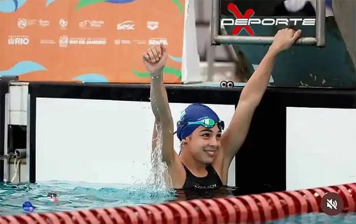 El deporte lujanense vuelve a ser sinónimo de orgullo gracias a la brillante actuación de Laila Chaín en el Campeonato Sudamericano Juvenil de Natación, celebrado recientemente en Río de Janeiro, Brasil. Pese a competir en la categoría Juvenil siendo Cadete y dar considerable ventaja en edad, la nadadora de la Selección Argentina no solo se consagró con múltiples medallas de oro, sino que pulverizó récords, confirmando su estatus como una de las mayores promesas de la natación regional. Un dominio histórico en el Sudamericano Juvenil Entre el 22 y el 29 de septiembre, Laila Chaín protagonizó una actuación histórica en las piscinas brasileñas. La joven deportista lujanense acumuló un total de ocho medallas doradas y dos plateadas, demostrando su versatilidad y dominio en diferentes estilos. Su performance no solo fue un éxito en el medallero, sino que dejó marcas imborrables. Chaín logró establecer cinco nuevos récords sudamericanos y cuatro récords nacionales de categoría, un logro descomunal que subraya su potencial. El detalle de la histórica cosecha de Laila Chaín en Río de Janeiro incluye: 100 metros Estilo Espalda: Campeona Sudamericana con nuevo récord Sudamericano y Récord Nacional de categoría. 200 metros Estilo Espalda: Campeona Sudamericana con nuevo récord Sudamericano y Récord Nacional de categoría. 200 metros Estilo Medley: Campeona Sudamericana con nuevo récord Sudamericano y Récord Nacional de categoría. 100 metros Estilo Mariposa: Campeona Sudamericana con nuevos récords Sudamericano y Nacional de categoría. 400 metros Estilo Medley: Campeona Sudamericana. Relevos Femenino: Sumó oros en 4x100 Libre, 4x200 Libre y 4x200 Combinados. Además, la nadadora demostró su valía en competencias de equipo, obteniendo dos medallas de plata en los Relevos Mixtos (4x100 Combinados y 4x100 Libre). Reconocimiento a la excelencia técnica de Laila Chaín Como broche de oro a su desempeño, Laila Chaín recibió un trofeo de Reconocimiento a la Mejor Marca Técnica. Este galardón es otorgado únicamente a los cuatro nadadores más destacados de todo el Campeonato Sudamericano Juvenil de Natación 2025, lo que resalta el impacto cualitativo de su participación más allá de la cantidad de medallas. La nadadora ya había dado indicios de su gran momento en junio, durante el Selectivo para el Sudamericano en el Parque Roca, donde logró seis marcas sudamericanas juveniles y cosechó ocho oros. Ahora, en Brasil, Laila Chaín ha confirmado que es una fuerza imparable en el agua, llevando la bandera de Luján y de Argentina a lo más alto del podio regional.