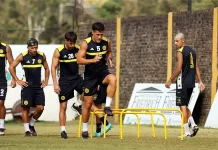 Flandria suma rodaje y ajusta detalles rumbo al debut en la Primera B Jugadores entrenando en el campo de la primera B