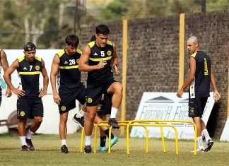 Flandria suma rodaje y ajusta detalles rumbo al debut en la Primera B Jugadores entrenando en el campo de la primera B