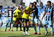 Flandria cayó ante Argentino de Merlo y sigue sin sumar de visitante Jugadores de fútbol en acción.