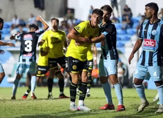 Flandria cayó ante Argentino de Merlo y sigue sin sumar de visitante Jugadores de fútbol en acción.