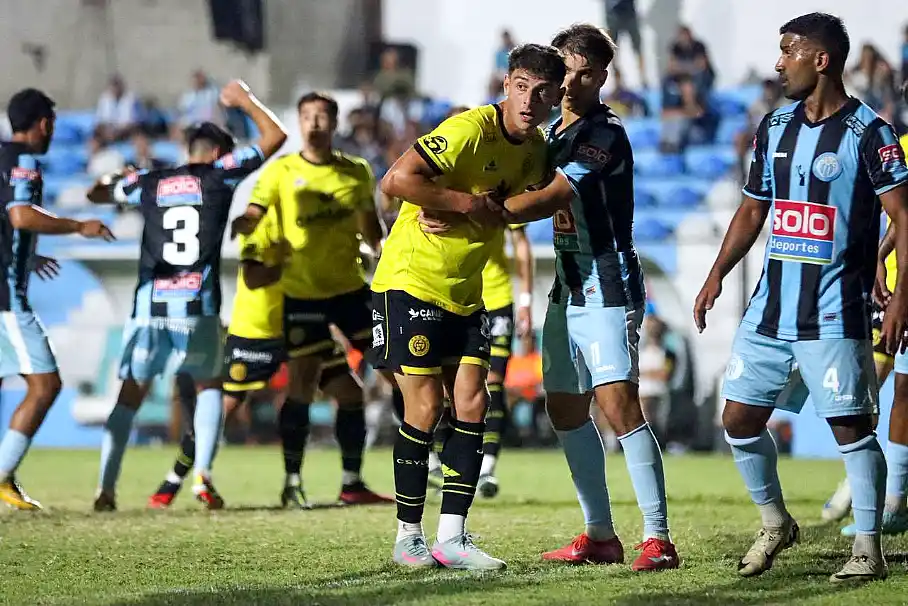 Flandria cayó ante Argentino de Merlo y sigue sin sumar de visitante Jugadores de fútbol en acción.