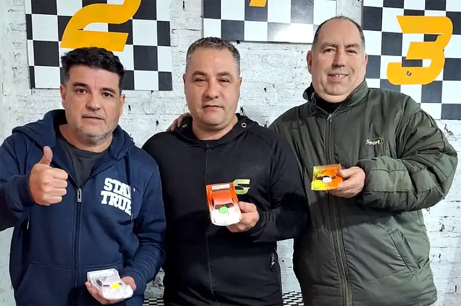 Adrián Simonetti volvió a ganar y se quedó con una fecha clave del automodelismo 1 Adrián Simonetti volvió a ganar