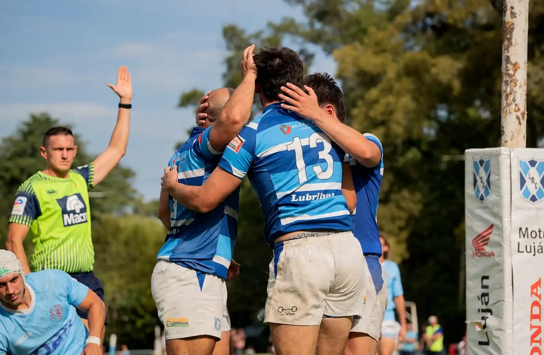 Celebración de rugby junto al poste Honda Luján RC ganó y sigue firme en la pelea por los Playoffs