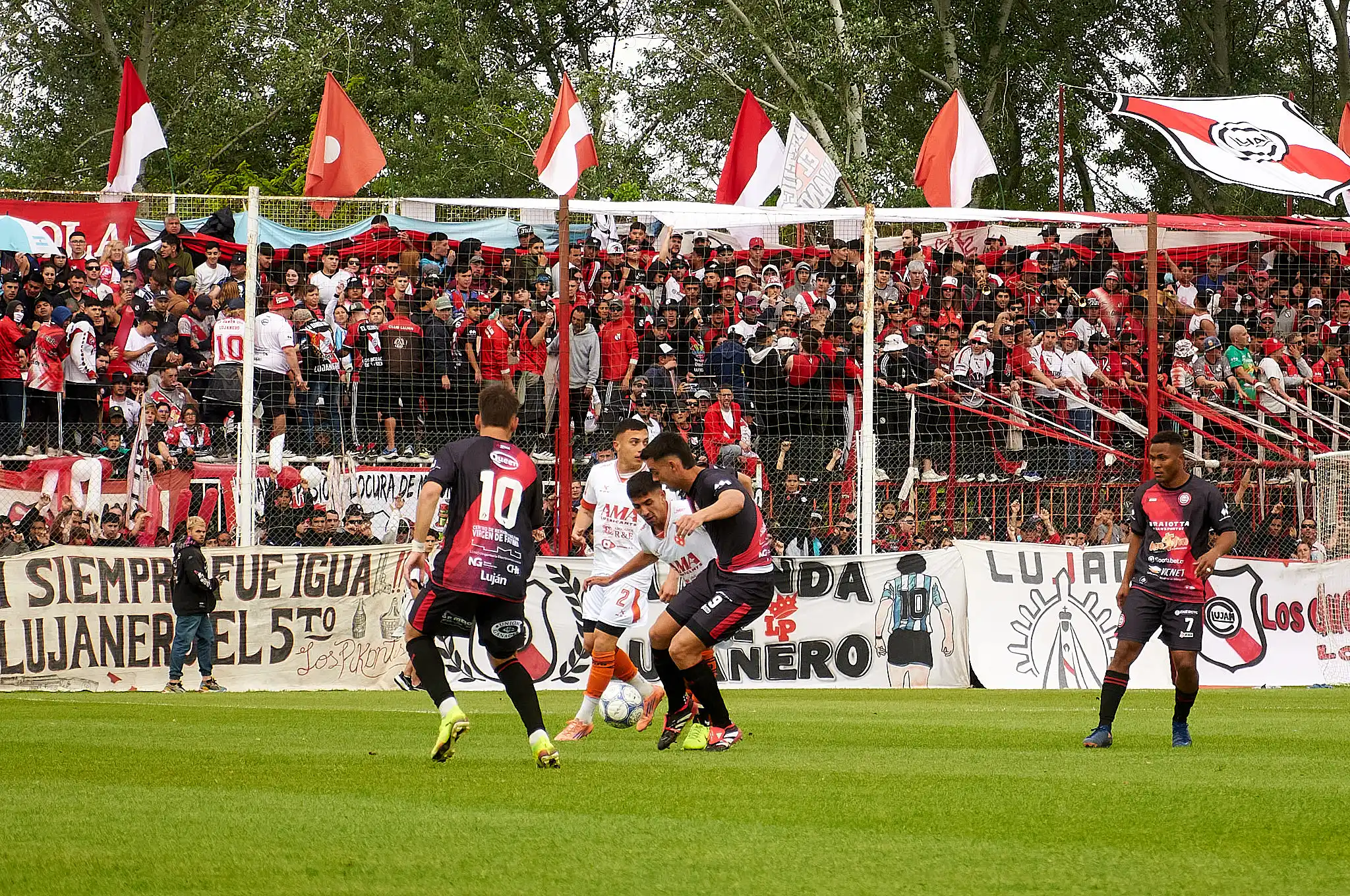 Luján goleó y desató el grito de campeón 1 Luján es de la B