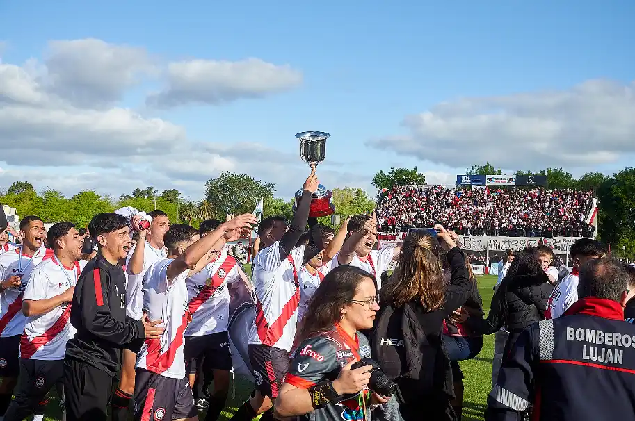 Luján goleó y desató el grito de campeón 5 lujan 1